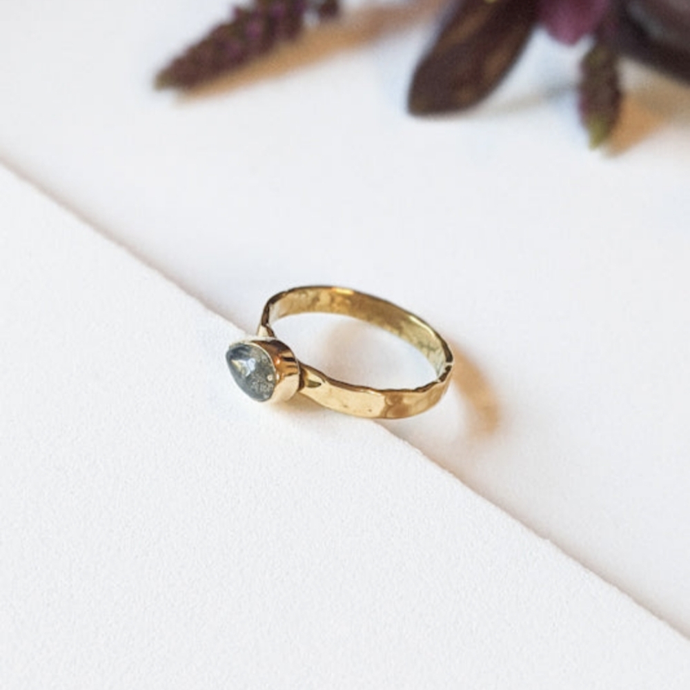 NWT Baizaar Teardrop Labradorite Hammered Stacking Ring, Size 7 - Picture 4 of 5